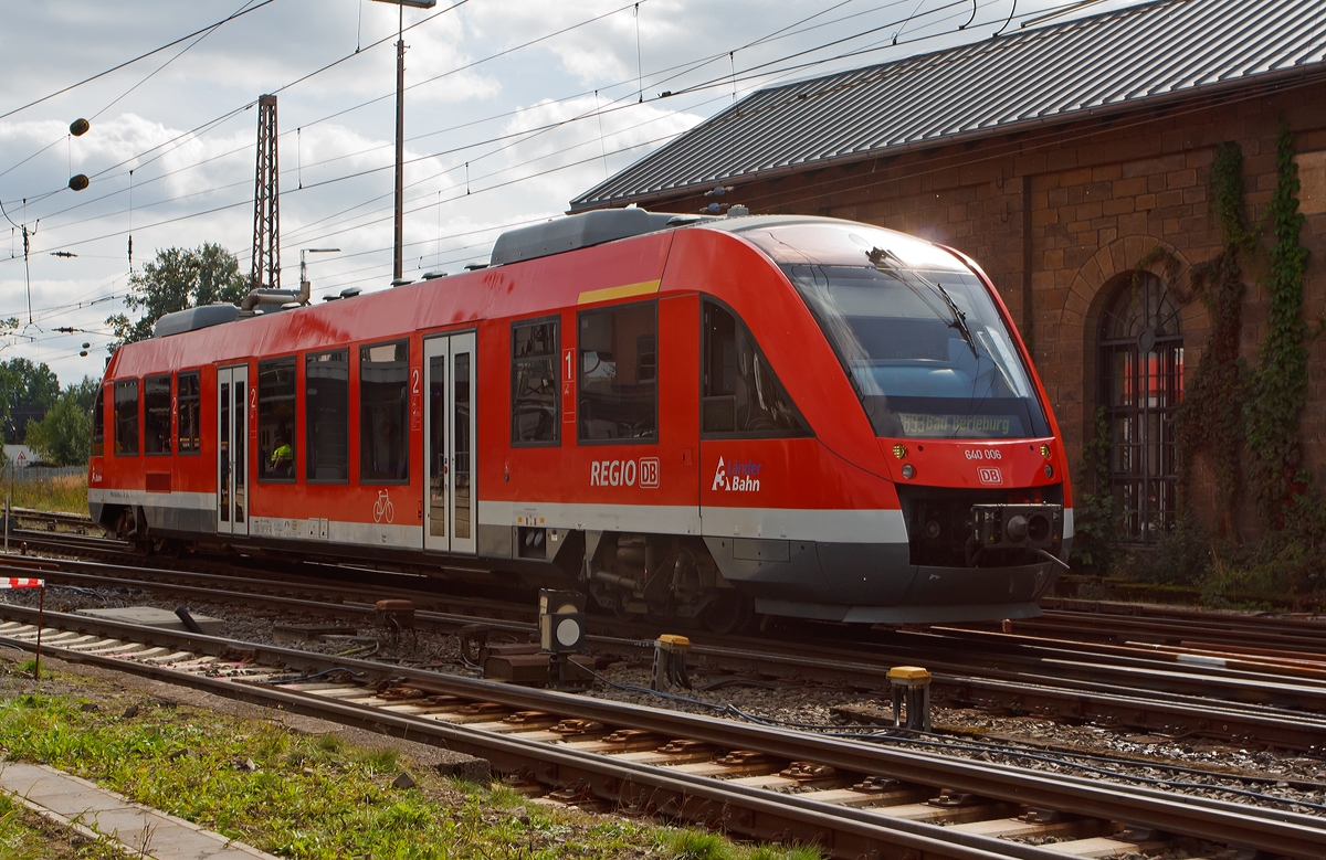 VT 640 006 ein Alstom Coradia LINT 27 der 3-Lnder-Bahn als RB 93 (Rothaarbahn) nach Bad Berleburg fhrt am 21.09.2013 vom Bahnhof Kreutztal weiter in Richtung Bad Berleburg. Im Hintergrund der ehem. Lokschuppen von 1861 das lteste Bauwerk auf dem Kreuztaler Bahnhofsgelnde.
