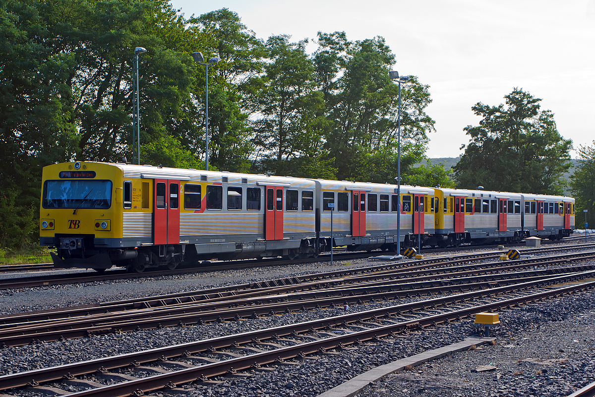 
VT2E. 1A / VS2E. 1B (95 80 0609 001-2 D-HEB) gekoppelt mit VT2E. 17A / VS2E. 17B (95 80 0609 018-2 D-HEB) der HLB - Hessische Landesbahn (TSB - Taunusbahn) sind am 11.08.2014 im Bahnhof Grävenwiesbach abgestellt.

Der Triebzüge wurde 1992 von LHB (Linke-Hofmann-Busch) in Salzgitter unter der Fabriknummern 01 A/B bzw. 17 A/B gebaut.

Der VT/VS 2E ist ein dieselelektrischer Doppeltriebwagen des Herstellers Linke-Hofmann-Busch (LHB, heute Teil von Alstom Transport Deutschland) für den Nahverkehr. Die Fahrzeuge werden im deutschen Fahrzeugeinstellungsregister als Baureihe 0609.0 geführt.

Weitere Informationen unter: http://hellertal.startbilder.de/bild/deutschland~unternehmen~hlb-hessischen-landesbahn/359594/vt2e-15a--vs2e-15b-95.html