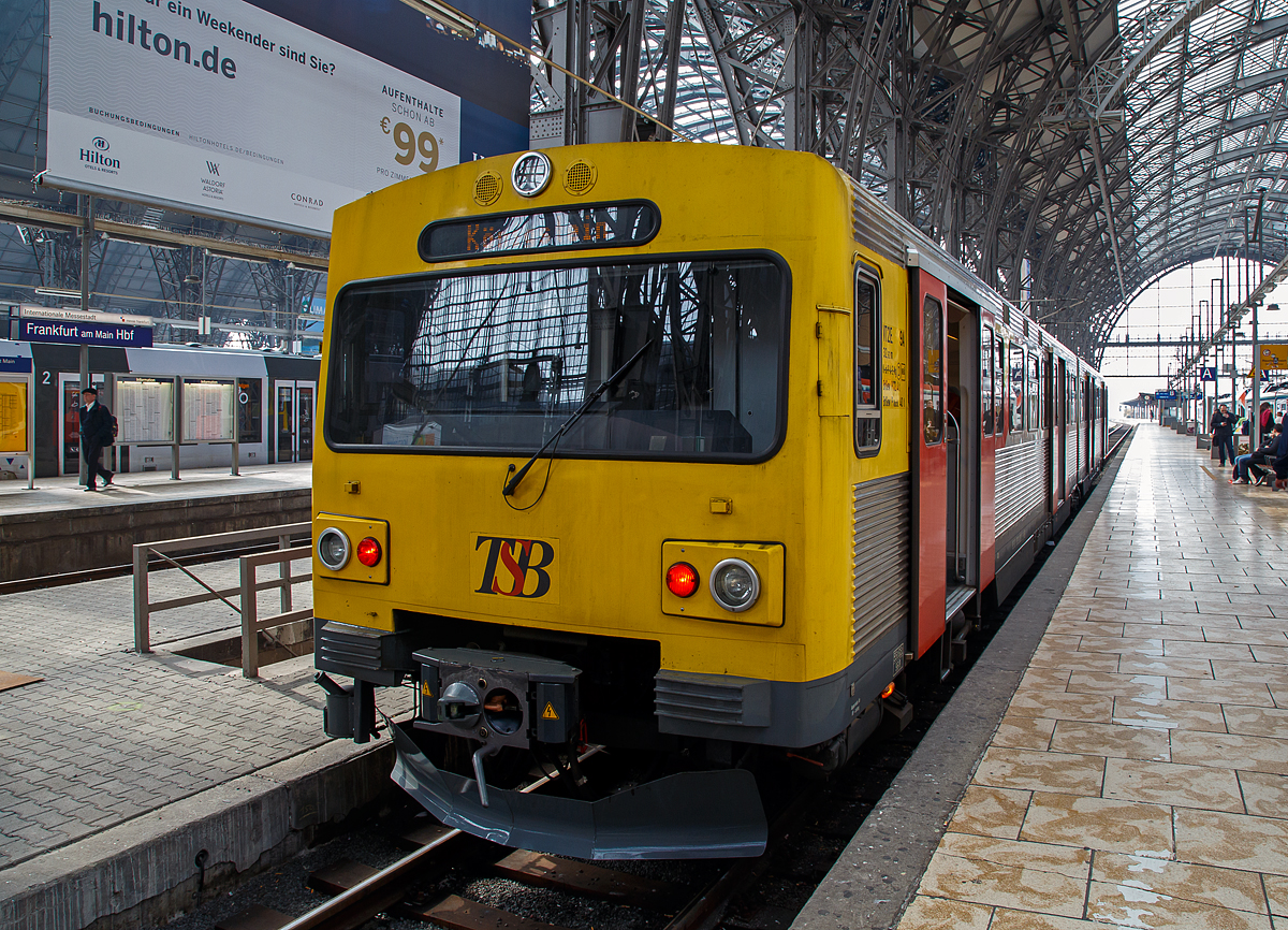 VT2E. 9A / VS2E. 9B (95 80 0609 009-5 D-HEB) der HLB - Hessische Landesbahn (TSB - Taunusbahn) steht am 24.03.2015 im Hauptbahnhof Frankfurt am Main als RB 12 „Königsteiner Bahn“ zur Abfahrt nach Königstein (Taunus) bereit.

Der Triebzug wurde 1992 von LHB (Linke-Hofmann-Busch) in Salzgitter unter der Fabriknummer 9 A/B gebaut.

Der VT/VS 2E ist ein dieselelektrischer Doppeltriebwagen des Herstellers Linke-Hofmann-Busch (LHB, heute Teil von Alstom Transport Deutschland) für den Nahverkehr. Die Fahrzeuge werden im deutschen Fahrzeugeinstellungsregister als Baureihe 0609.0 geführt.