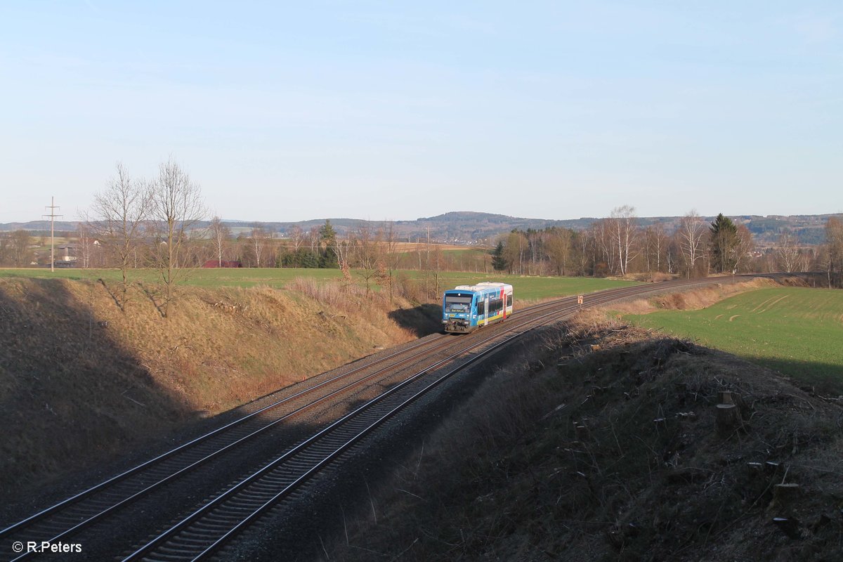 VT650 703 kommt als ag84683 Marktredwitz - Bad Steben bei Unterth�lau zur�ck 31.03.17