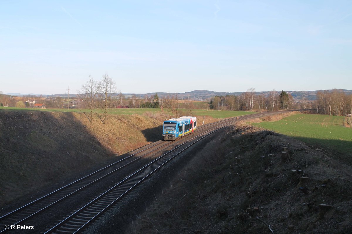 VT650 703 kommt als ag84683 Marktredwitz - Bad Steben bei Unterth�lau zur�ck 31.03.17