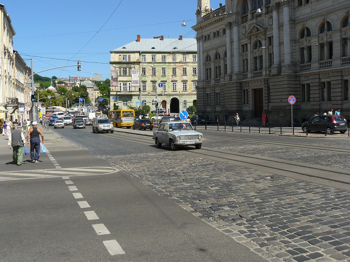 Vul. Torhova (Torhovatstrasse), Lviv, Ukraine 20-06-2013.

Vul. Torhova (Torhovatstraat), Lviv, Oekrane 20-06-2013.