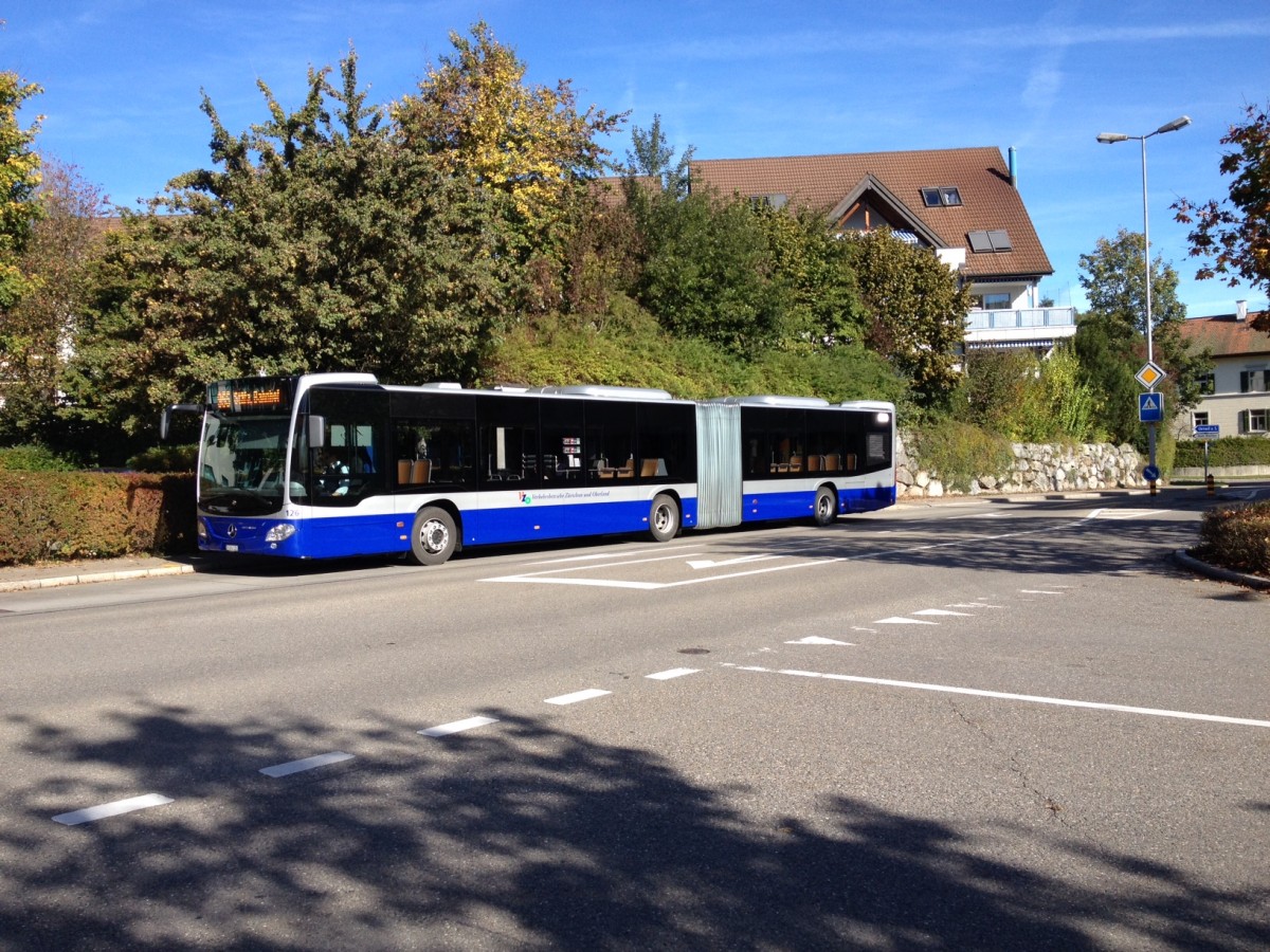 VZO-Mercedes Citaro NR.126 Baujahr 2014 steht in Hombrechtikon an der Haltestelle Post. Dieser Bus hat als erster Linienbus in der Schweiz Holzsitze. Mir gefallen sie aber nicht wirklich,vor allem weil sie rutschig und weniger bequem als die Stoffsitze sind.