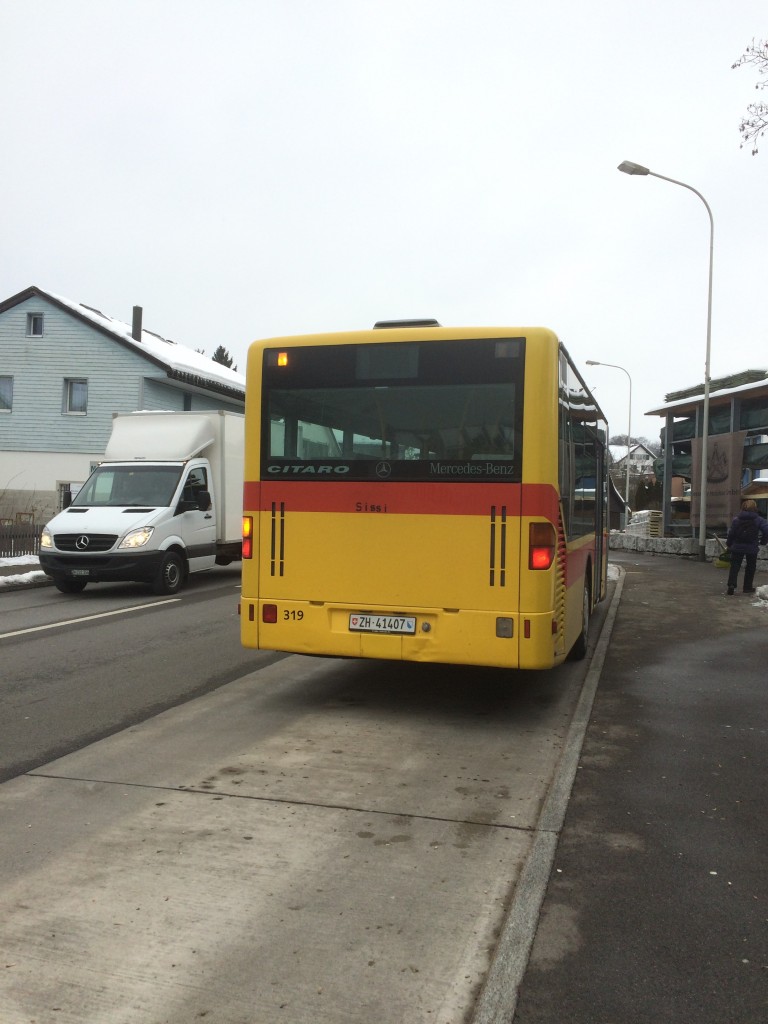 VZO-Mercedes Citaro NR.319 *Sissi* Baujahr 2001 in Hombrechtikon,Tobel am 5.2.15. Dieser Bus fuhr frueher bei der BLT im Kanton Basel-Landschaft. Sissi heisst der Citaro, weil er frueher in der Umgebung des Dorfes Sissach fuhr.