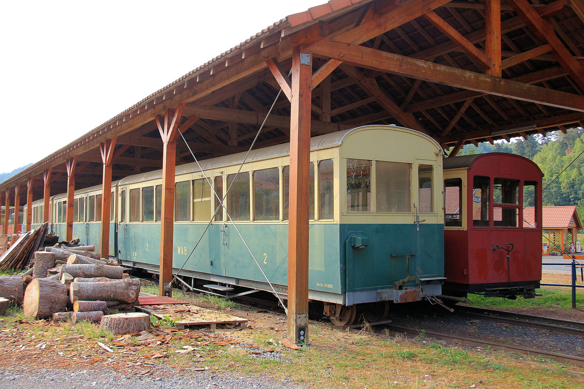 WAB Wagen 32 neben dem älteren Wagen WAB 29 im Schuppen von Abreschviller. 22.Juli 2018 