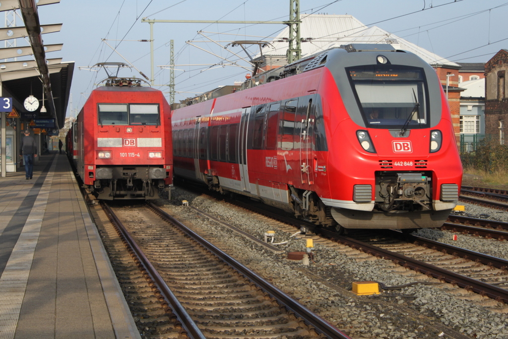 w�hrend 442 848-8 als S3(Warnem�nde-G�strow)den Rostocker Hbf verlassen wollte hatte link´s 101 115-4 noch bisschen Pause.01.11.2015