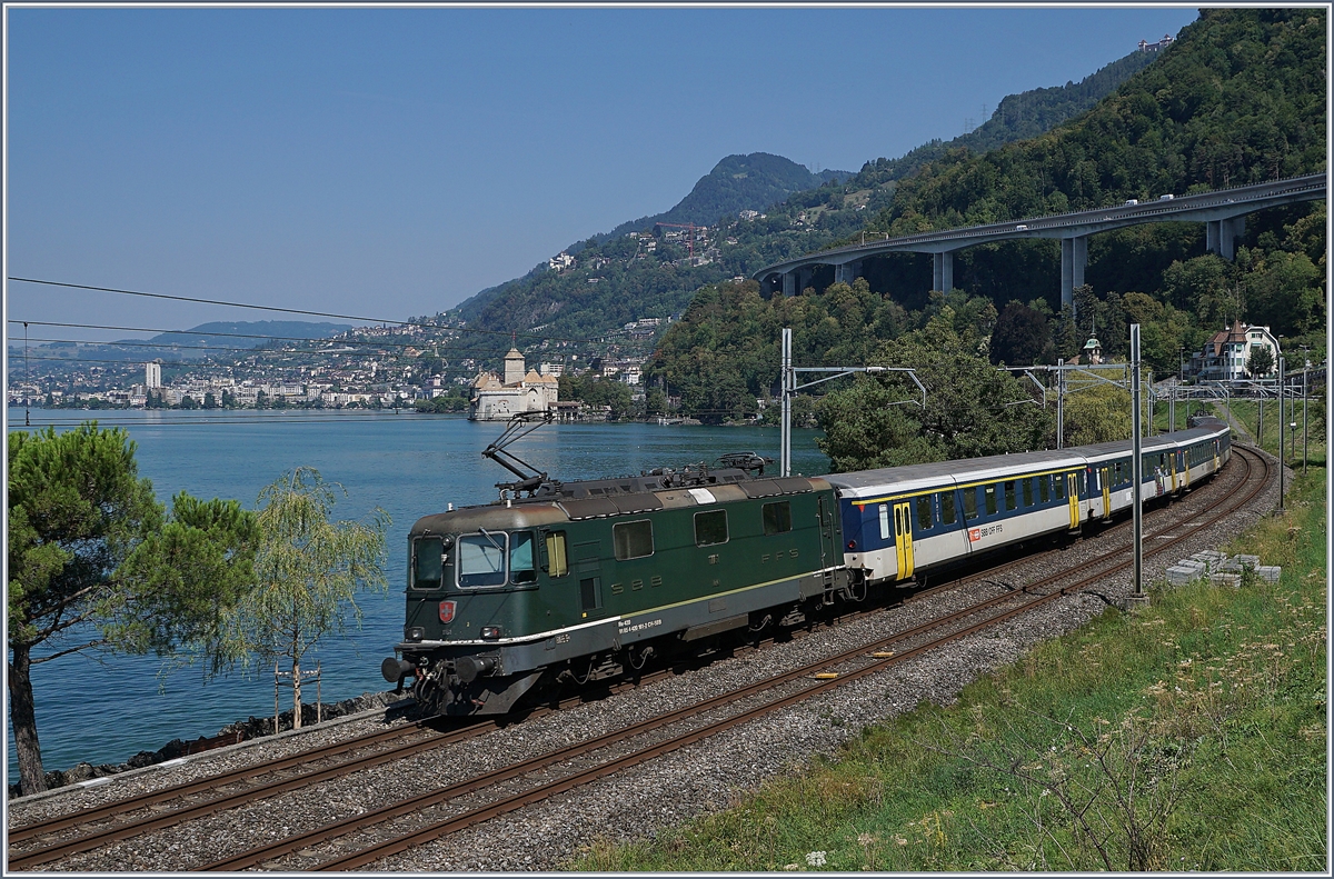Während an der Spitze eine rote Re 4/4 II zieht, schiebt die letzte grüne SBB Personenverkehr Re 4/4 II 11161 den Dispozug Richtung Lausanne. Der Dispozug verkehrt Anstelle eines EW IV-Pendels.
Bei Villeneuve, den 21. August 2018