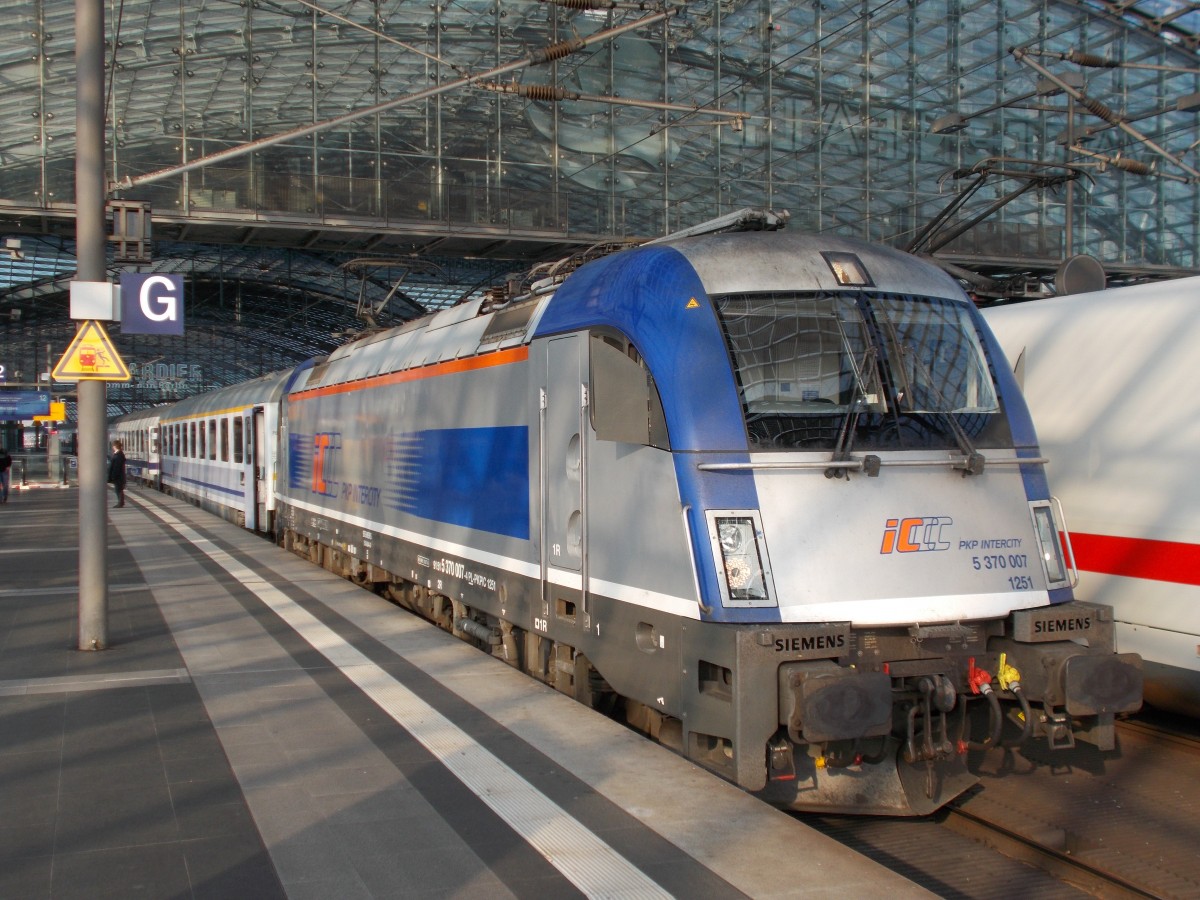 Während Andere Sonntagsmorgen sich im Bett nochmal umdrehten,fotografierte ich,am 05.Oktober 2014,die polnische Husarz 5 370 007 als Sie mit dem Berlin-Warszawa-Express in Berlin Lehrter Hbf stand.