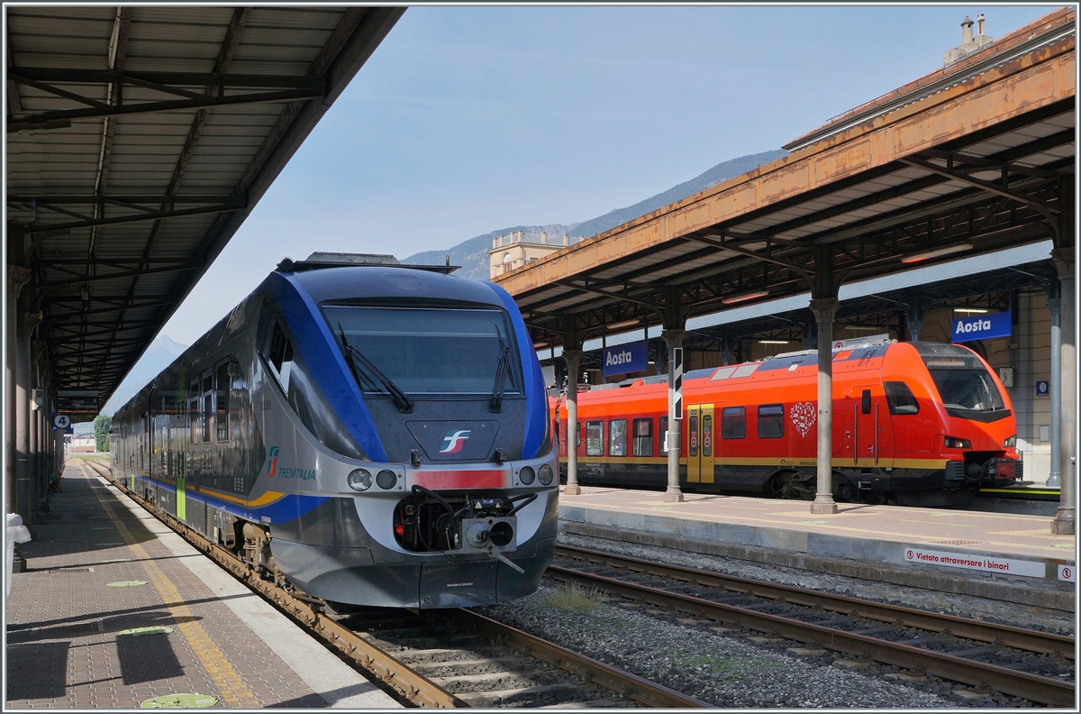 Während in Aosta auf Gleis 4 der FS Trenitaila  ALn 501-MD 093 steht, wartet auf Gleis 1 der
bimodulare FS Trenitalia BUM BTR 831 003 als Regionale 2722 auf seine Abfahrt nach Torino Porta Nuova. 

27. Sept. 2021