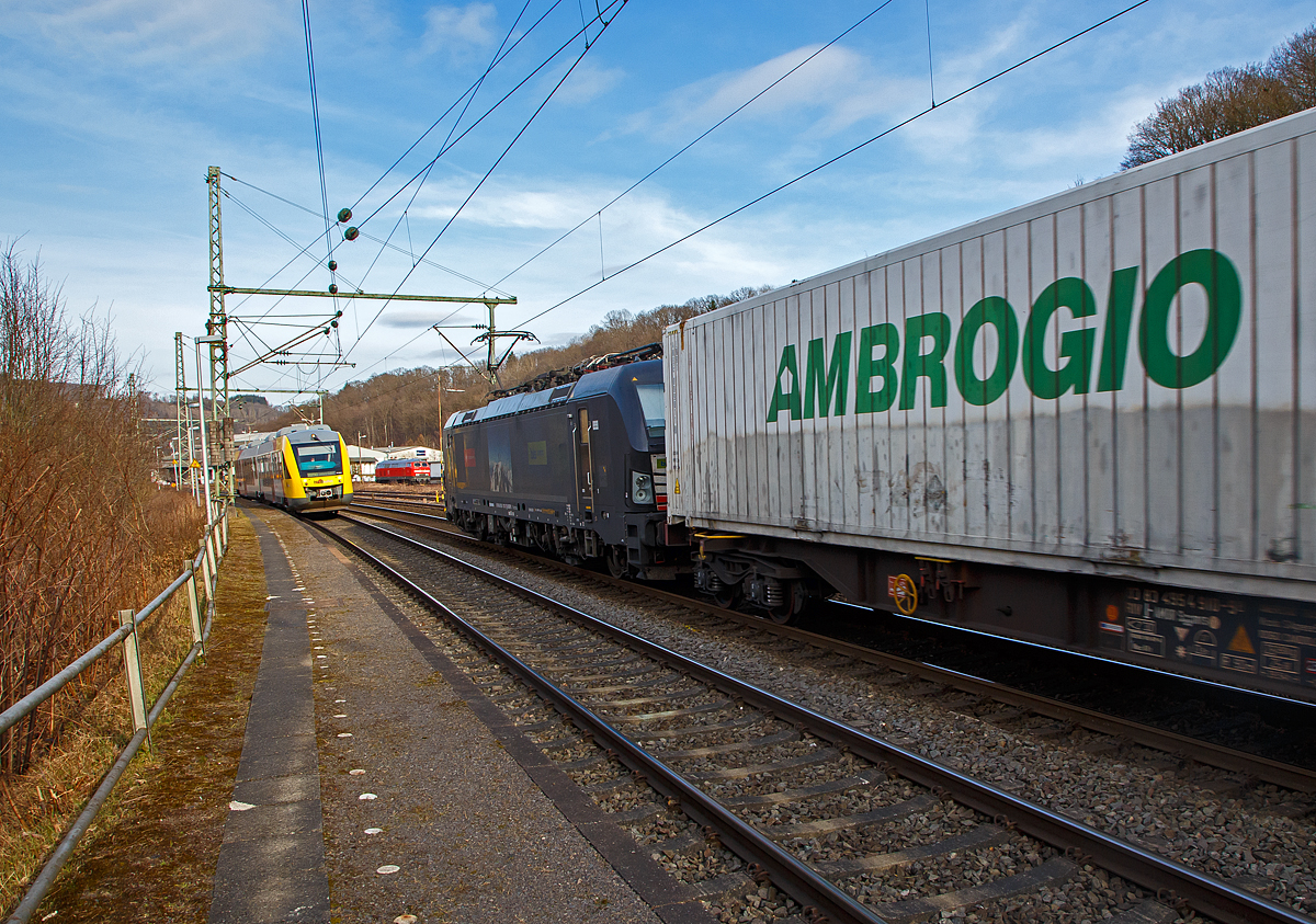 Whrend ein Alstom Coradia LINT 41 der HLB (Hessische Landesbahn), am 12.03.2022, als RB 90  Westerwald-Sieg-Bahn  (Siegen - Au/Sieg – Altenkirchen – Westerburg – Limburg(Lahn), gerade den Bahnhof Scheuerfeld (Sieg) erreicht fhrt die an die BLS Cargo (Crossrail Benelux) vermietete X 4 E – 712 / 193 712-7  (91 80 6193 712-7 D-DISPO) der MRCE Dispolok GmbH (Mnchen), mit einem KLV-Zug in Richtung Siegen. 

Und zwischen den beiden kann man hinten beim Kleinbahnhof der WEBA (Westerwaldbahn) die abgestellte 218 191-5 (92 80 1218 191-5 D-MZE) der MZE - Manuel Zimmermann Eisenbahndienstleistungen noch erkennen.
