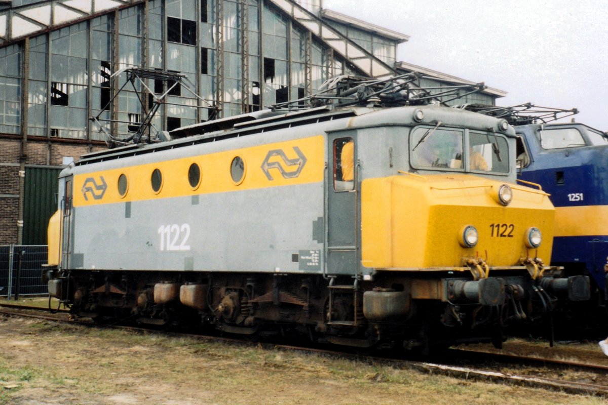 Während ein Bahnfest steht ex-NS 1122 am 2 Juli 2004 vor der derelikter Lokschuppen von Roosendaal-Goederen.