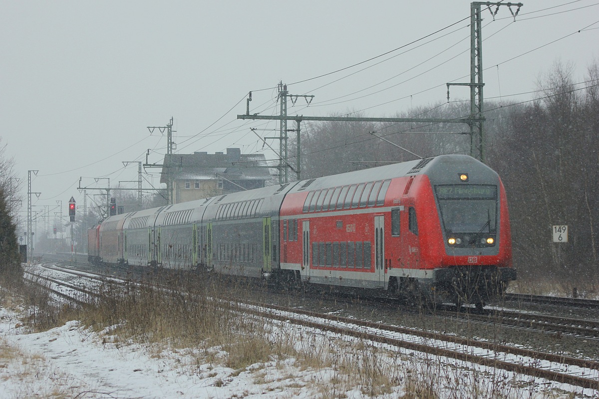 Während eines kleinen Schneeschauers kam dann wieder ein RE7 nach Flensburg diesmal mit Schublok 112 156. Jübek 12.02.2017 