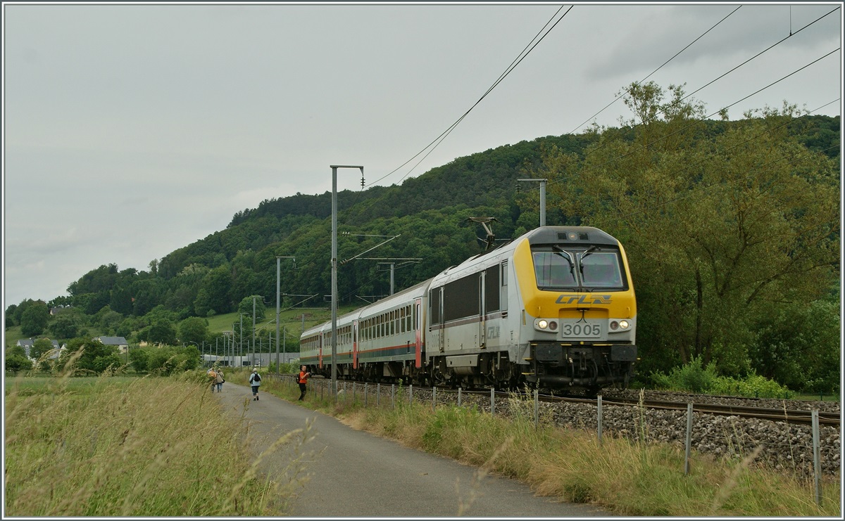 Whrend einige den IR  mit der CFL 3005 aus Liers nach Luxembourg schon fotografiert haben, hatte ich noch das Vergngen. 
Zwischen Lintgen und Mersch am 15. Juni 2013 
