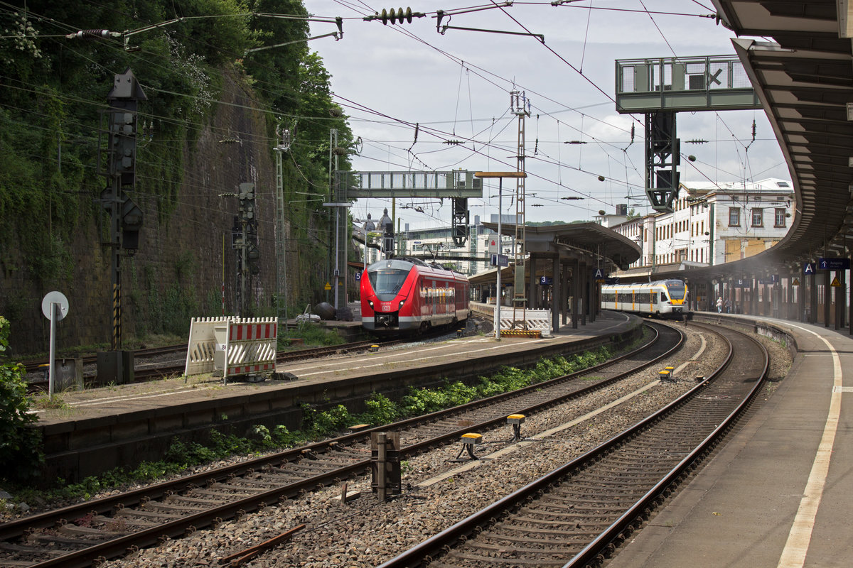 W�hrend im Hintergrund die eurobahn nach Venlo steht, verlassen 1440 312 und 326 am 08.06. Wuppertal Hbf in Richtung Oberbarmen. Wegen Bauarbeiten ist derzeit Gleis 5 gesperrt, weshalb der Gro�teil des S-Bahn-Verkehrs �ber nur ein Gleis abgewickelt wird.
