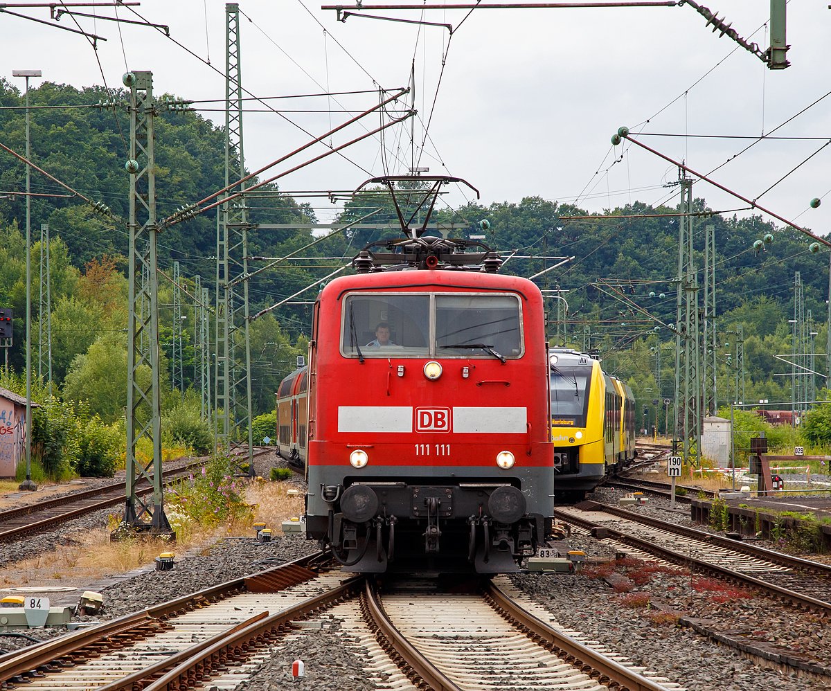 
Whrend links die 111 111-1 (91 80 6111 111-1 D-DB) der DB Regio NRW mit dem RE 9 - Rhein-Sieg-Express (Aachen – Kln - Siegen) am 23.07.2016 auf Gleis 105 in den Bahnhof Betzdorf (Sieg) einfhrt, fahren rechts schon die zwei gekuppelte LINT 41 - VT 501 und VT 502 der HLB (Hessische Landesbahn GmbH), als RB 93  Rothaarbahn  (Betzdorf/Sieg - Siegen -Bad Berleburg) auf Gleis 106 ein.  Die RB 93 fhrt planmig vier Minuten nach dem RE 9 aus dem Bahnhof in Richtung Siegen.