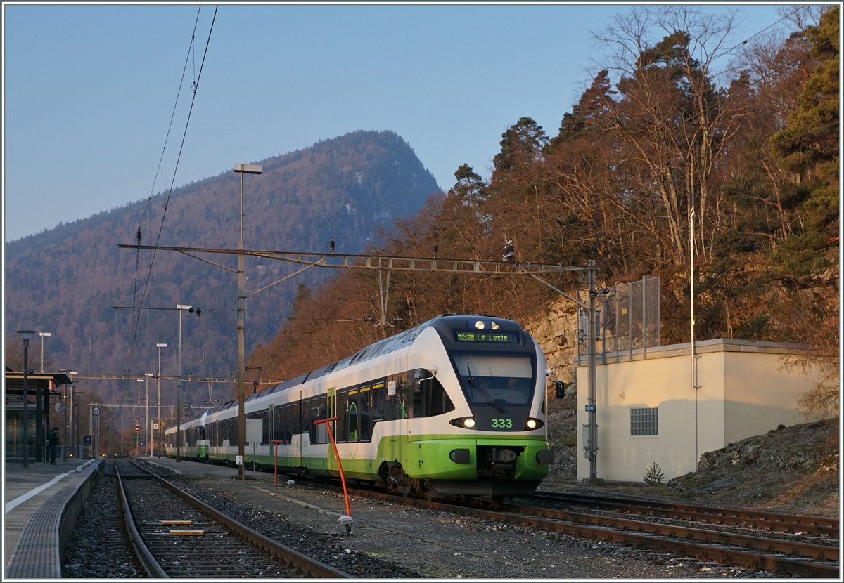 Whrend man in den Alpen und im Schwarzwald bei ntiger Streckenverlngerungen zur berwindung von Steigungen Kehrtunnel baute, grif man im Jura hin und wieder auf die gnstiger Variante von Spitzkehren zurck. Hier als Beispiel der Bahnhof Chambrelien an der Strecke Neuchatel - La Chaux de Fonds.
Ein tansN Flirt verlsst den Bahnhof Richtung La Chaux de Fonds.
18. Mrz 2016