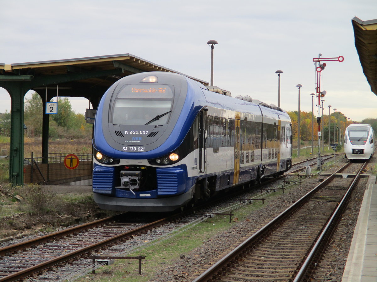 W�hrend der NEB VT643.03,am 19.Oktober 2019,Templin verlie�,wartete der NEB VT632.007.