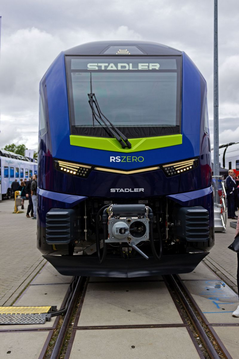 W�hrend der RSZero in manchen Designaspekten, wie den trapezf�rmigen Fenstern, an seinen Vorg�nger ankn�pft, haben die Fronten ein eigenst�ndiges Design erhalten. Zuk�nftig k�nnte auch ein Stromabnehmer zum Erscheinungsbild des Zuges geh�ren, da neben der Wasserstoffversion auch eine Variante mit batterieelektischem Antrieb geplant ist.