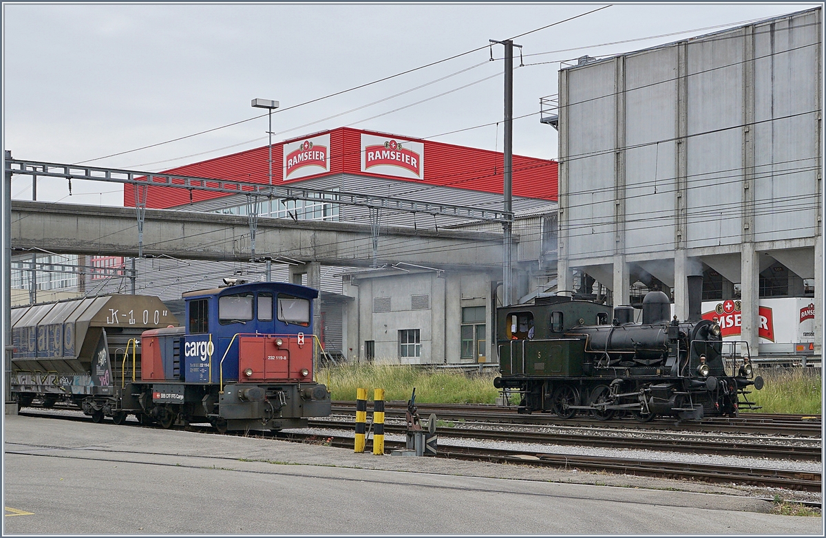 Während die SBB Cargo Tm 232 119-8 in Sursee die Wochenendruhe geniesst, rangiert das ST Tigerli E 3/3 N° 5, um seinen Personenzug zu umfahren und ihn dann nach Triengen zu führen.

24. Juni 2018