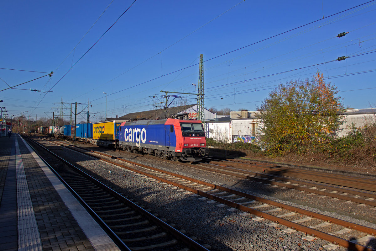 Whrend die Schweiz infrastrukturseitig ein ambitioniertes Konzept verfolgt, um den Groteil des Schienennetzes auf ETCS-Betrieb umzursten, plant SBB Cargo fr den innerschweizerischen Verkehr nicht mehr mit der Baureihe 482, die folglich auch - vorerst - keine ETCS-Ausrstung erhlt. Schon seit lngerer Zeit sind daher zahlreiche Loks dieser Baureihe vermietet. 482 034 ist noch fr SBB Cargo unterwegs und durchfhrt mit einem KLV-Zug am 04.12. Dsseldorf-Eller.