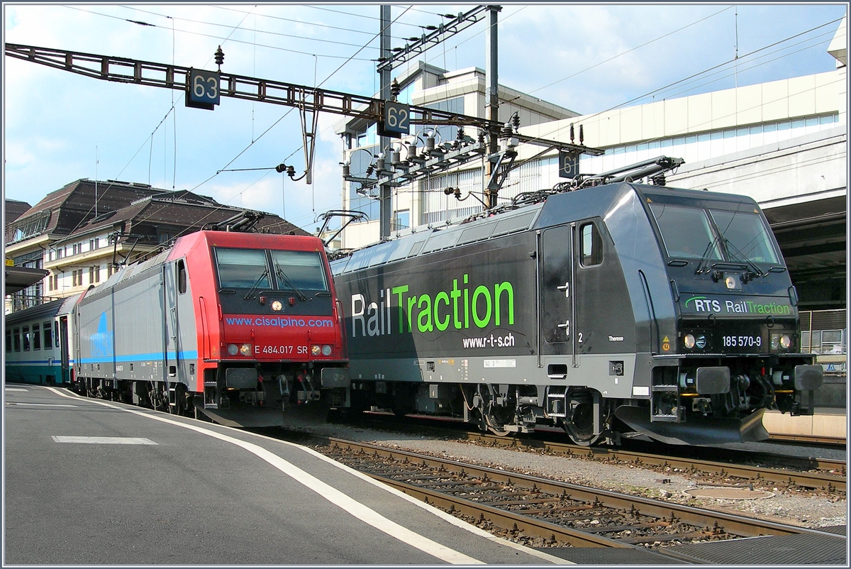 Während die TRAXX-Loks in einigen Landesteilen schon fast zur Landplage geworden sind, waren und sind sie in der Westschweiz eher selten anzutreffen, so dass dieses Bild aus Lausanne mit den gemeinsam zu sehenden SBB (CIS) Re 484 017 und der RTS 185 570-9 schon fast Seltenheitswert hat.
28. März 2007