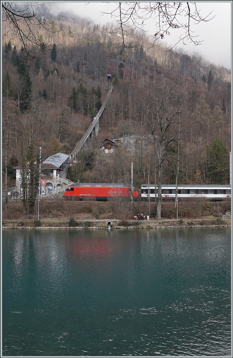 Während das Tresse der Harderbahn steil bergauf führt, hat eine SBB Re 460 mit eine IC/IR gerade den Bahnhof von Interlaken Ost verlassen und fährt nun der Aare entlang in Richtung Interlaken West. 

17. Februar 2021