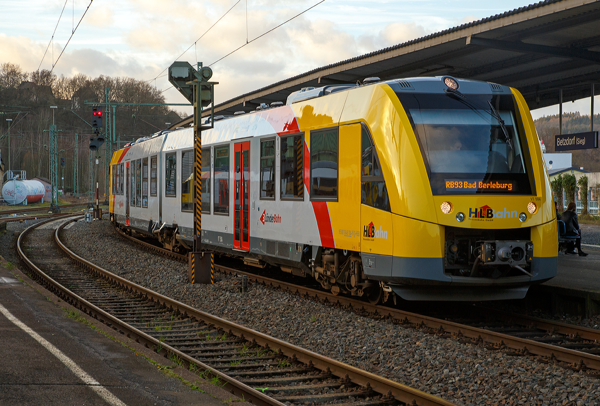 
Während um 15:31 Uhr der RE 9 vom Gleis 105 in Richtung Siegen weiter gefahren ist, steht nun schon auf Gleis 106 der VT 504 ein Alstom Coradia LINT 41 der neuen Generation (95 80 1648 104-5 D-HEB / 95 80 1648 604-4 D-HEB) der HLB (Hessische Landesbahn GmbH) als RB 93   Rothaarbahn  (Betzdorf - Siegen - Kreuztal - Bad Berleburg) zur Abfahrt bereit, die um 15:34 Uhr ist, bereit.  

Nun hat sich schon sehr viel hier geändert, an Werktagen bekommt man hier ständig in Motiv vor die Linse. 