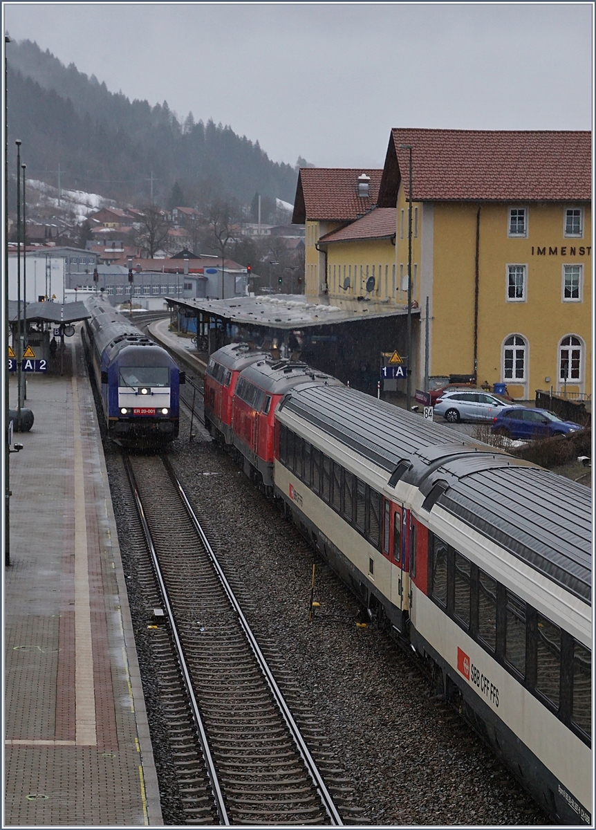 Während zwei DB 218 mit ihrem EC von Zürich nach München in Immenstadt durchfahren, hält auf Gleis 2 ein  Alex  auf seiner Fahrt von Lindau nach München. 

15. März 2019