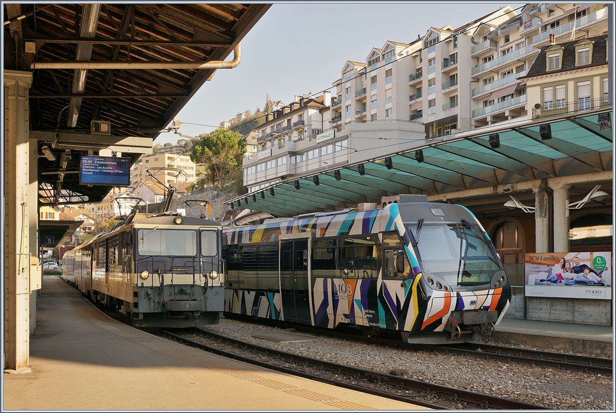 Während von Zweisimmen der vom MOB  Lenkerpendel  geführte Regionalzug 2209 in Montreux eingetroffen ist, wartet die MOB GDe 4/4 6004 Interlaken  mit dem PE 2118 auf die Abfahrt nach Zweisimmen.

26. April 2020 
