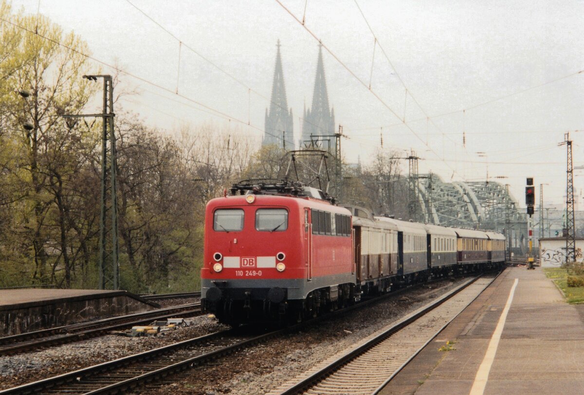 Wäre den 110 249 blau gewesen, hätte die Zeitreise ganz geklappt: am 21 Mai 2005 wurde dieses Scanbild in Köln-Deutz gemacht mit ein (leider verkehrsroter) 110 249 mit Rheingold beim durchfahren. 
