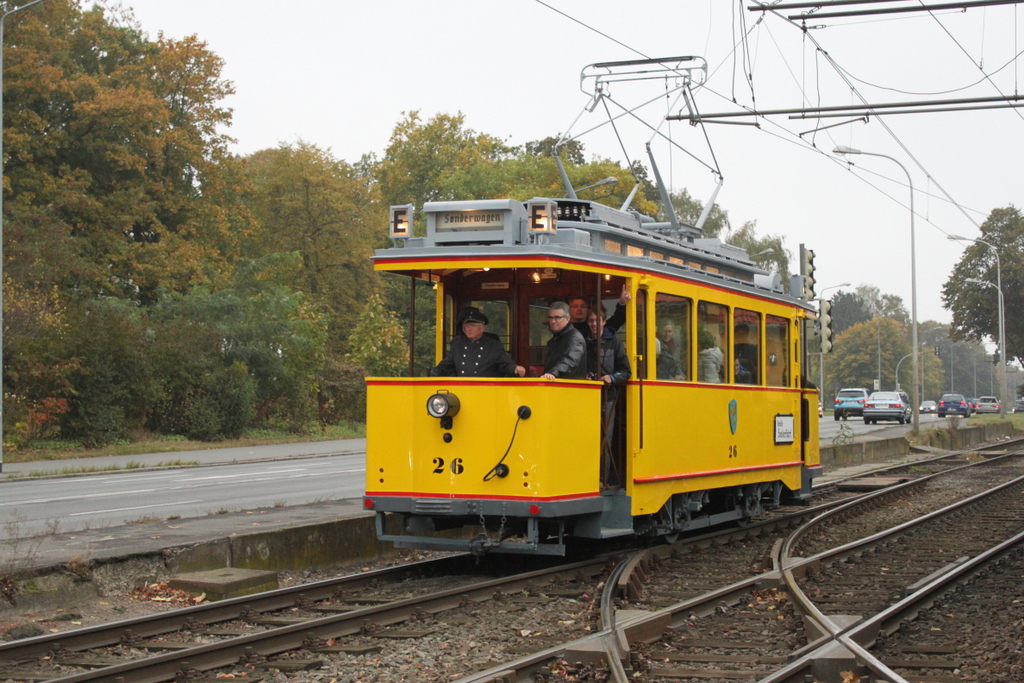 Wagen 26 als Anf�hrer der Korso-Fahrt von Rostock-Marienehe Richtung Rostocker Innenstadt.Aufgenommen am 16.10.2016 in H�he Haltestelle Rostock-Kunsthalle