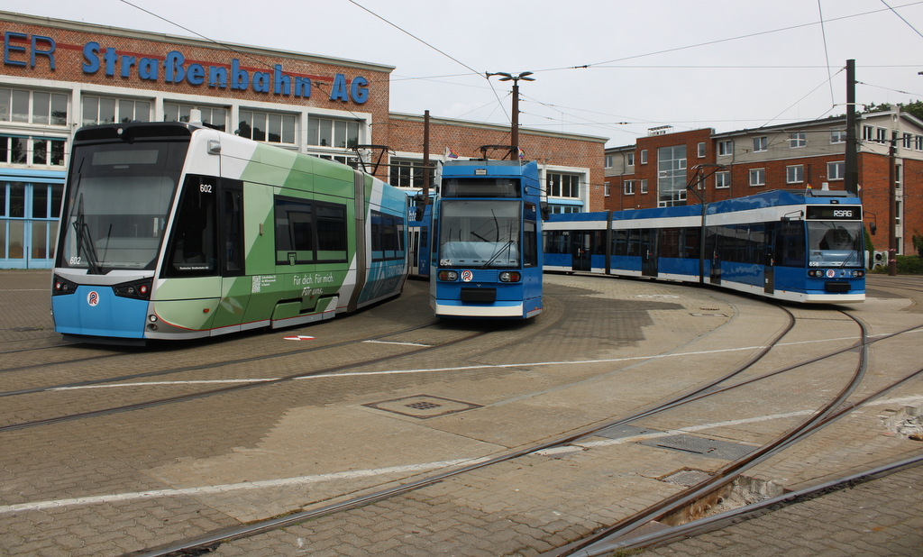Wagen 602(6N2)sowie die Wagen 654 und 658 waren am Nachmittag des 11.07.2025 auf dem Betriebshof der Rostocker Straßenbahn AG abgestellt. 