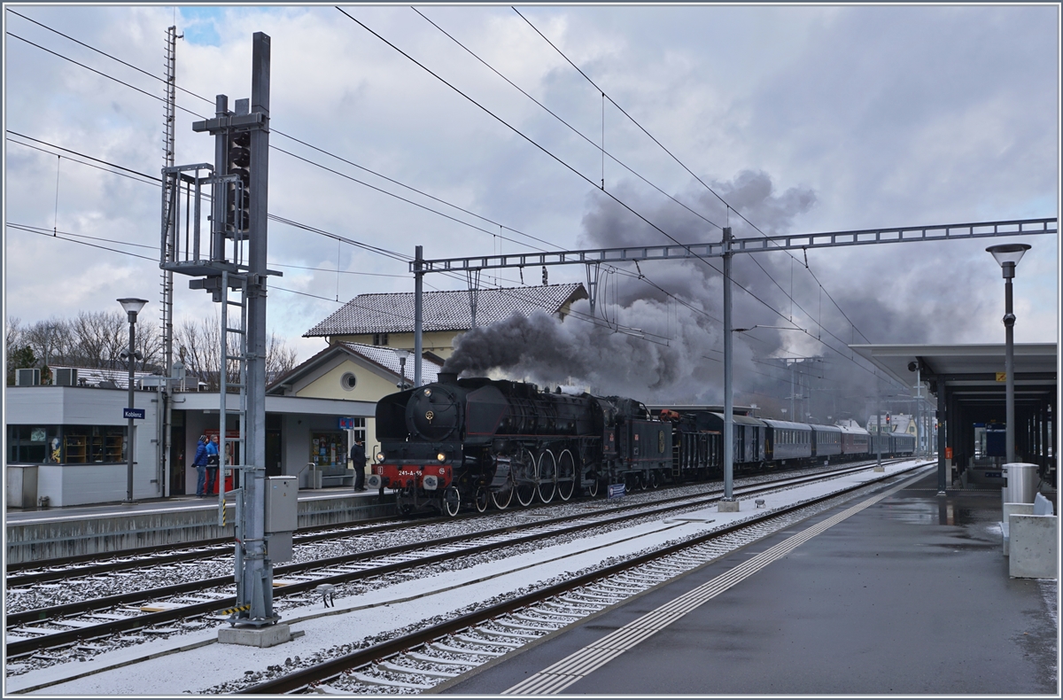 Wartet auf die Abfahrt nach Konstanz: die gut 200 Tonnen schwere SNCF 241-A-65 mit ihrem Extrazug in Koblenz.
9. Dez. 2017