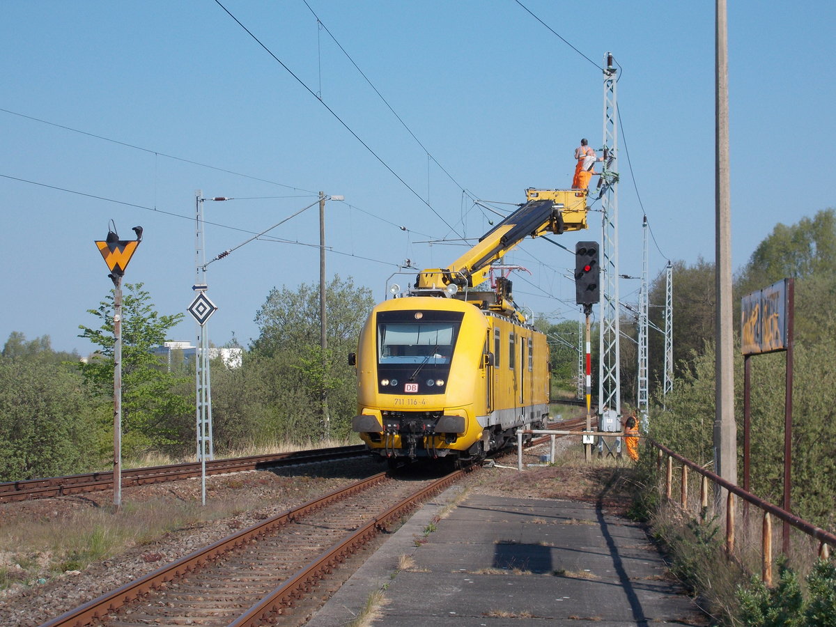 Wartungsarbeiten in Mukran Mitte an der Fahrleitung mit Hilfe vom 711 116 am 10.Mai 2016.