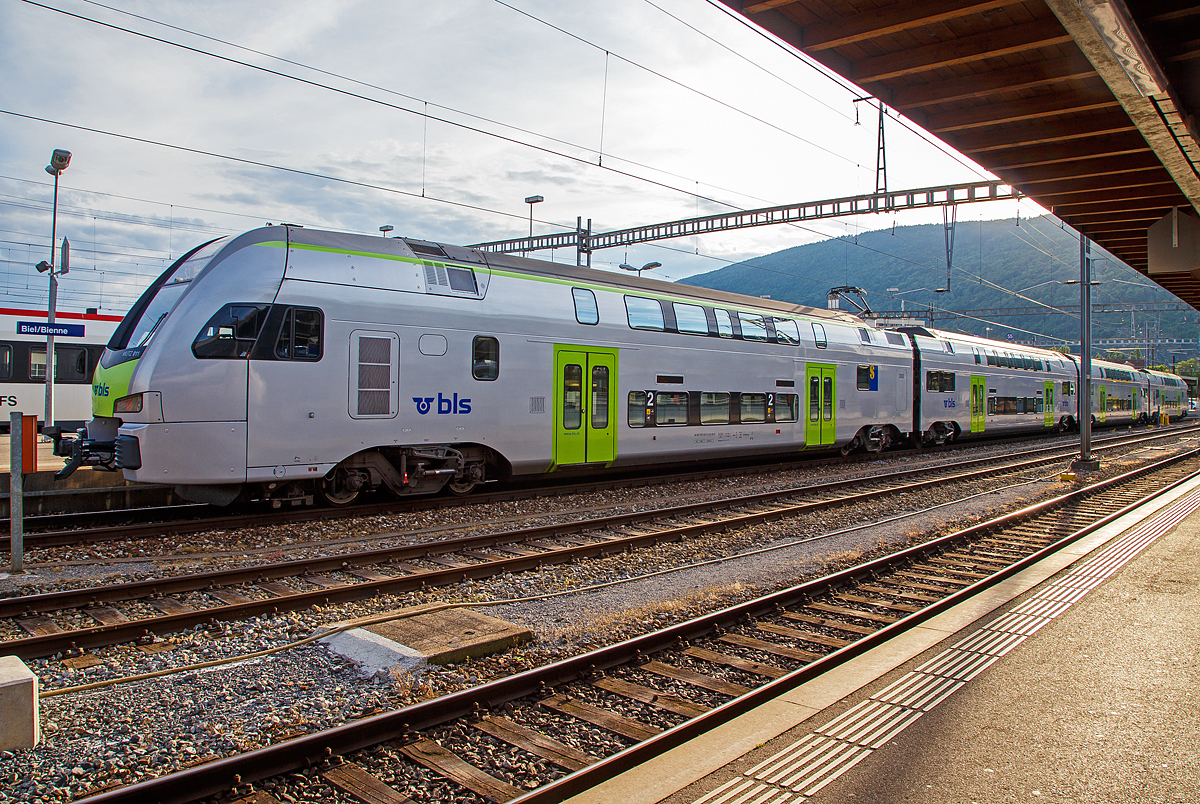 Was bei der SBB Stadler DOSTO bzw. KISS (RABe 511) ist, heit bei der BLS MUTZ (Moderner, Universeller TriebZug) und wird als RABe 515 gefhrt.
Hier steht der BLS MUTZ 011, bzw. BLS RABe 515 011 (UIC 94 85 7515 011 CH-BLS ff.) am 21.05.2018 im Bahnhof Biel/Bienne.

Die BLS ttigte die grte Rollmaterialinvestition in Ihrer Geschichte. Sie beschafft bis Ende 2014 insgesamt 28 vierteilige Doppelstocktriebzge fr die  Weiterentwicklung der S-Bahn Bern. Von Stadler werden die vierteiligen elektrischen Doppelstocktriebzge als KISS („k“omfortabler „i“nnovativer „s“purtstarker „S“-Bahn-Zug) bezeichnet, bei der BLS lautet der Typenname MUTZ („M“oderner, „U“niverseller „T“rieb„Z“ug), in Anlehnung an das Berner Dialektwort fr „Br“. Sie kommen zuerst auf der S1 zum Einsatz, spter auch auf der S6 und auf der S3/S31. Gefertigt wurden die Triebzge von Stadler Rail im Werk Altenrhein (Schweiz).

Mit den neuen Zgen trgt die BLS der wachsenden Nachfrage Rechnung und bietet ihren Fahrgsten mehr Platz und Komfort. Sie vereinheitlicht gleichzeitig langfristig die Flotte zu Gunsten eines wirtschaftlicheren Betriebs. Die  neuen Zge bieten mit ihren 335 Sitzpltzen und 566 Stehpltzen (wobei mit die Angabe zu hoch scheint) mehr Platz im Hinblick auf das knftige Nachfragewachstum, wenn dann mal das Coronavirus nicht mehr ein so groes Thema ist. Die neuen KISS haben dank Flchenheizung (Boden- und Seitenwandheizung) eine grozgige Sitzanordnung und verfgen mit Multifunktionsabteilen ber ausreichend Raum fr Kinderwagen und Fahrrder.

Im Dezember 2015 bestellte die BLS drei weitere Triebzge die seit Ende 2017 als Verstrkung auf den Linien S1 und S3/S31 im Einsatz sind. Im Juli 2018 hat die BLS acht weitere Zge bestellt, nebst drei vierteiligen erstmals auch sechsteilige Triebzge. Sie sind fr die neuen IR-Linien Bern – Biel (ab 2019) und Bern – Burgdorf – Olten bestimmt, welche die BLS ab Dezember 2020 betreiben wird.

TECHNISCHE DATEN (BLS RABe 515 vierteilig):
Anzahl: 36
Hersteller: Stadler Rail Altenrhein
Spurweite: 1.435mm (Normalspur)
Achsformel: Bo’Bo’+2’2’+2’2’+Bo’Bo’
Lnge ber Kupplung: 102.240 mm
Fahrzeugbreite: 2.800 mm
Fahrzeughhe: 4.595 mm
Leergewicht: 216 t
Achsabstand im Drehgestell: 2.500mm
Raddurchmesser: 920 mm (neu)
Hchstgeschwindigkeit: 160 km/h
Dauerleistung am Rad: 4.000 kW
Max. Leistung am Rad: 6.000 kW
Anzahl der Fahrmotoren: 8 (je 500 kW)
Anfahrzugkraft: 400 kN (bis 54 km/h)
Beschleunigung: 1,3 m/s
Stromsystem: 15kV 16,7 Hz 
Fubodenhhe Niederflur am Einstieg:  570 mm    
Fubodenhhe im Unterdeck: 440 mm     
Fubodenhhe im Oberdeck: 2.515 mm
Einstiegbreite: 1.400 mm
Platzangebot:
Sitzpltze: 61 in der 1.Klasse und 274 in der 2. Klasse (keine Klappsize)
Rollstuhlpltze: 1 in der 1.Klasse und 2 in der 2. Klasse
Velo- bzw. Fahrradpltze: 6
Stehpltze: 110 bei 3 Pers./m (ohne Zirkulationsflche) Angabe BLS. Von Stadler und bei anderen Quellen werden 566 bei 4 Pers/m angegeben, aber wenn ich mir die Typenskizze der MUTZ anschaue halte ich diese Angabe fr sehr berzogen.
Toiletten: 2 (eine davon rollstuhlgngig)
