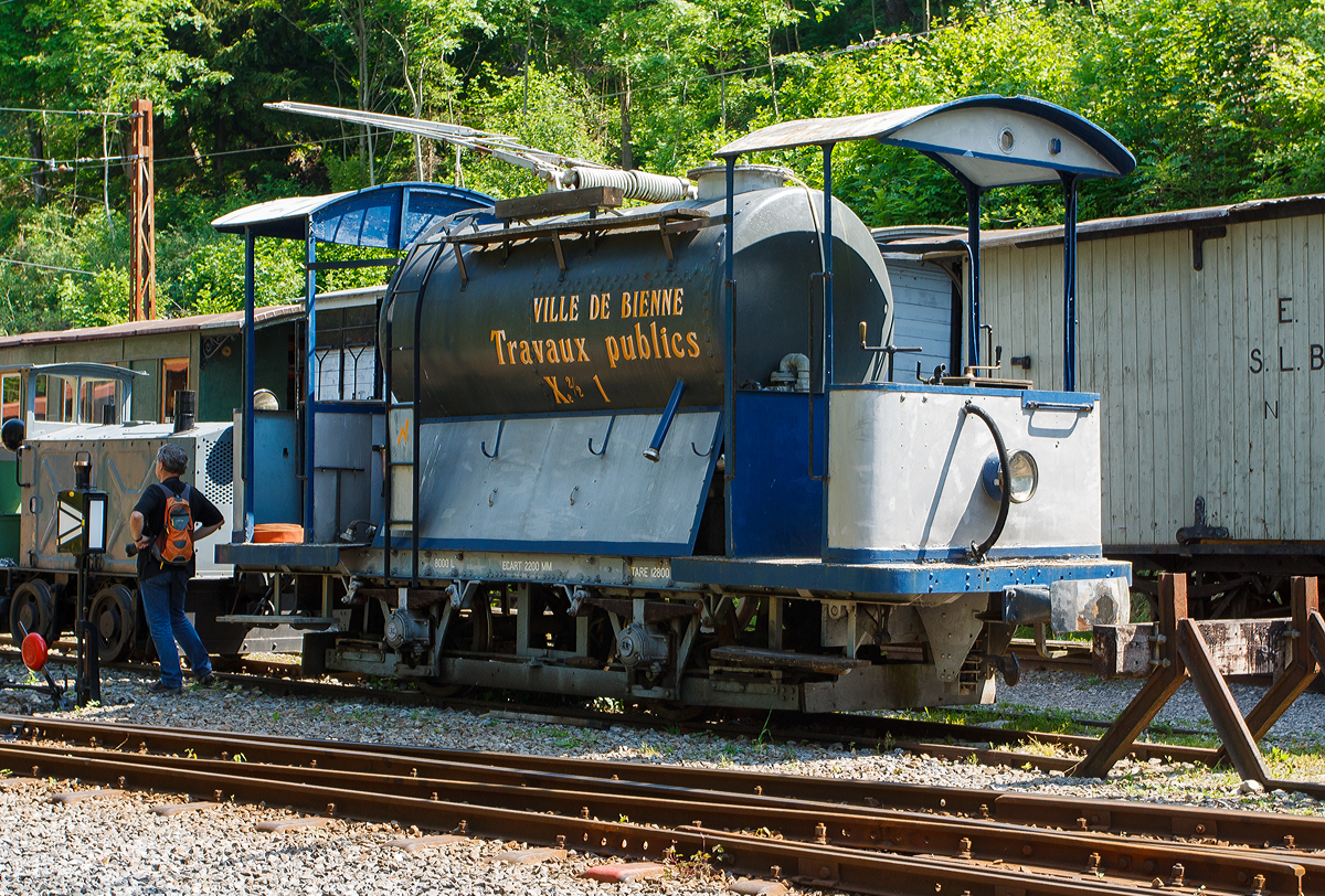 Wassersprengwagen Xe 2/2  No. 1 für die ehemaligen Bieler Strassenbahn (1948 stillgelegt), der Wagen jedoch gehörte  der Stadt Biel (Ville de Bienne) Bauamt ( Travaux publics). Hier am 27.05.2012 auf dem Museums-Areal der Museumsbahn Blonay-Chamby (BC) in Chaulin. Dieser Sprengwagen wurde 1915 von SWS und MFO gebaut. Sprengwagen sorgten in früheren Jahren vor allem bei hochsommerlichen Temperaturen für staubfreie Straßen, insbesondere galt dies für die seinerzeit üblichen ungeteerten Chausseen mit Naturbelag. Ihre Verwendung diente in erster Linie der Gesundheitsvorsorge, ferner konnten die Straßen nach erfolgter Besprengung besser gereinigt werden. 