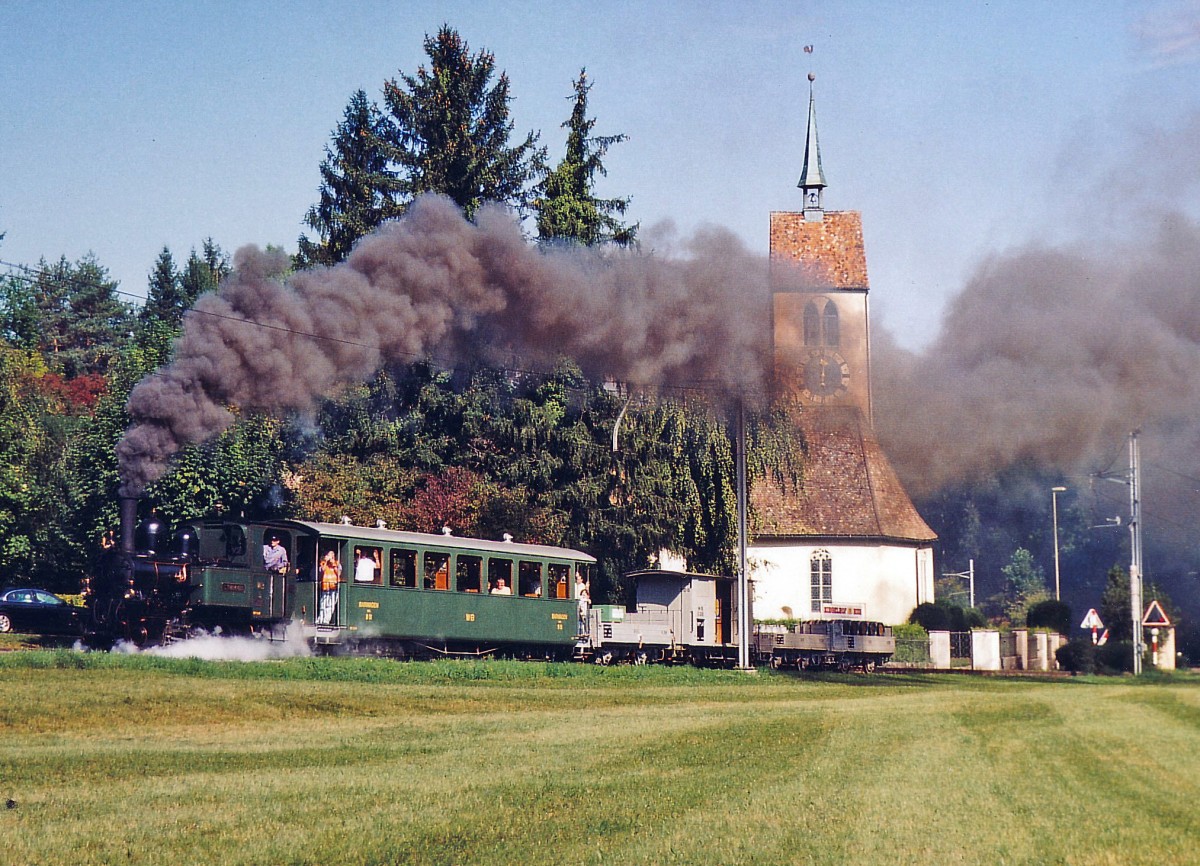 WB: Der Dampfbetrieb auf dem Waldenburgerli ist stark gefhrdet. Weil die Originalpersonenwagen aus den 1930er Jahren, die fr den letztjhrigen Betrieb notsaniert worden waren, fr 1,5 bis 2 Millionen Franken vollstndig berholt werden mssen, verkehren im Jahre 2015 keine Dampfzge im Waldenburgertal zwischen Waldenburg und Liestal. Auch die ferne Zukunft des Dampfbetriebes ist ungewiss. Spricht sich nmlich das Parlament des Kantons Baselland fr die Verbreiterung der Spur auf 100 Zentimeter aus, hat die  GEDEON THOMMEN , 1902 mit ihrer Spurweite von 75 Zentimeter (schmlste Spurweite der Schweiz) fr immer ausgedampft. Gemischter Dampfzug vor der Kulisse der Kirche St. Peter zwischen Niederdorf und Oberdorf BL am 24. September 2005, anlsslich der Feierlichkeiten zum Jubilum 125 Jahre Waldenburgbahn.
Foto: Walter Ruetsch 