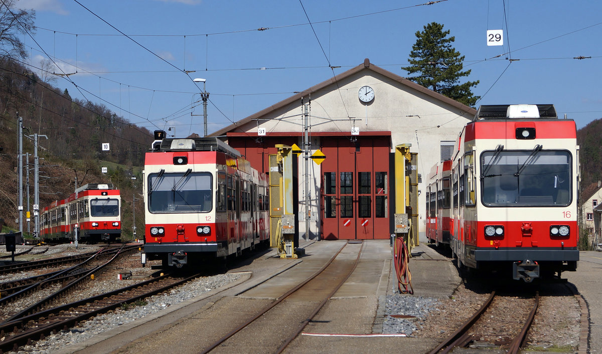 WB/BLT: Der Bahnhof Waldenburg mit den BDe 4/4 13, 12 und 16 am 1. April 2017.
Hier handelt es sich um die einzige Privatbahn der Schweiz mit einer Spurweite von nur 750 mm was sich bald ndern wird. Nach dem neuen Konzept sollen sogar die Zge selbstfahrend und ohne Lokomotivfhrer verkehren.  
Foto: Walter Ruetsch