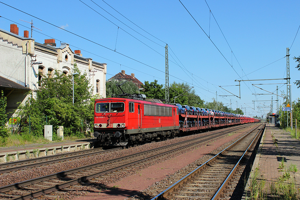 Wefensleben, 06.06.2014 16:34 Uhr - 155 039 fährt mit einem Skoda-Transport westwärts