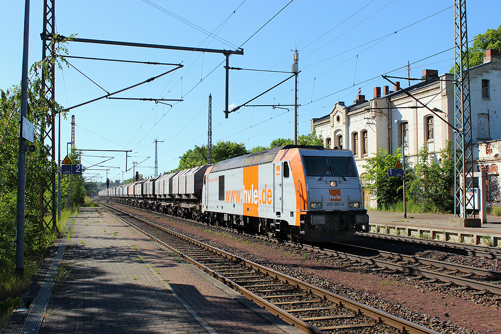 Wefensleben, 06.06.2014 17:14 Uhr - HVLE 285 001 mit dem leeren Kalkzug Beddingen - Rübeland