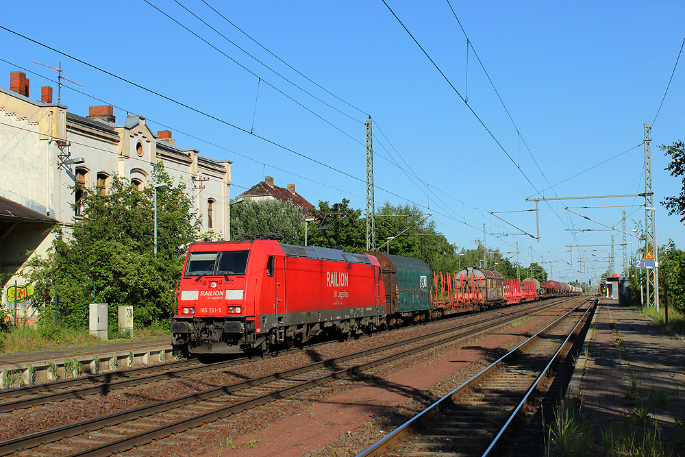 Wefensleben, 06.06.2014 18:31 Uhr - 185 261 mit Mischer westwärts