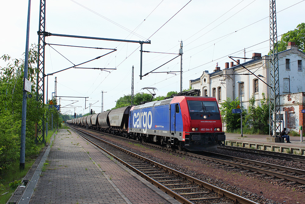 Wefensleben, 21.05.2014 17:29 Uhr - SBB-Cargo 482 044 mit Transcerealeszug gen Osten