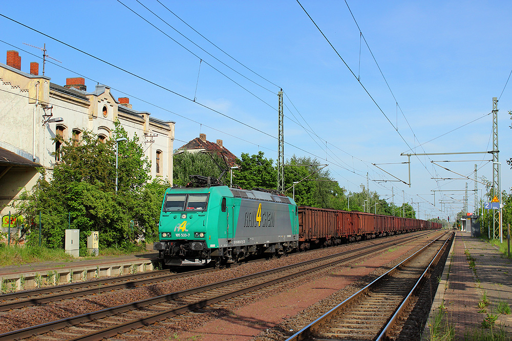 Wefensleben, 21.05.2014 17:33 Uhr - R4C 185 533 mit Rohbraunkohle nach Westen