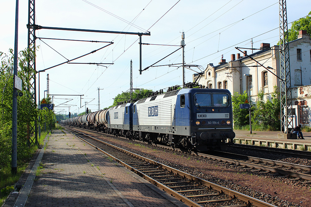 Wefensleben, 21.05.2014 17:50 Uhr - RBH-143-Doppel 117 + ? mit Kesselzug gen Osten