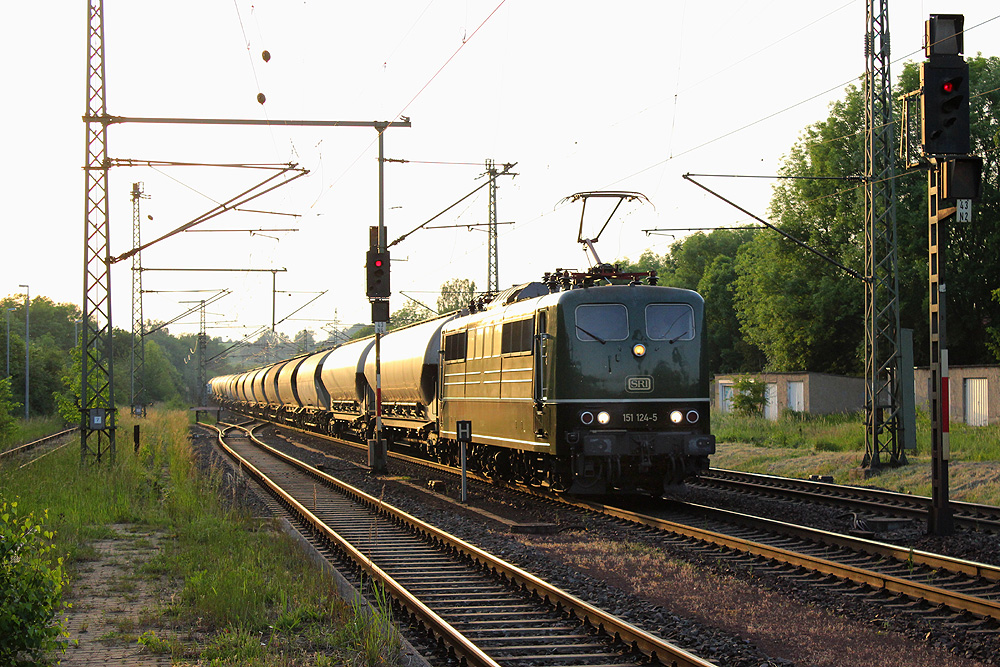 Wefensleben, 22.05.2014 20:15 Uhr - SRI 151 124 mit Kalkzug gen Osten