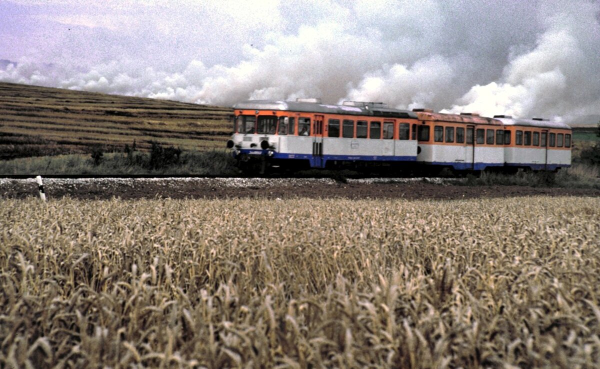 WEG T 30 oder T 31 mit zwei Anhngern bei Nellingen am 07.10.1984. Es wurden an diesem Tag Strohfelder abgebrannt.