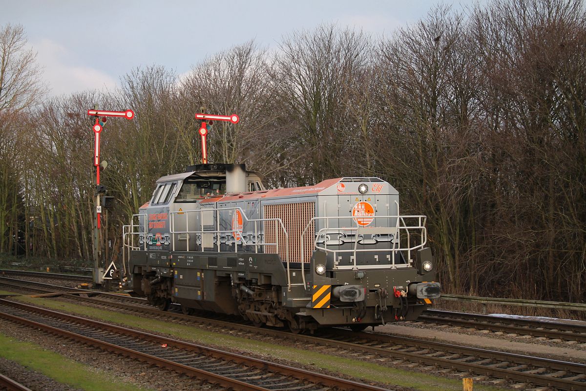 Weil der RDC Vectron 247 908  Debbie  am 5.1.2021 in Niebüll entgleist war, half am 9.1.2021 die Vossloh DE 18 4185 026-6 des Hamburger Rail Service im RDC Autozug Plan aus, hier beim Umlaufen in Niebüll:


