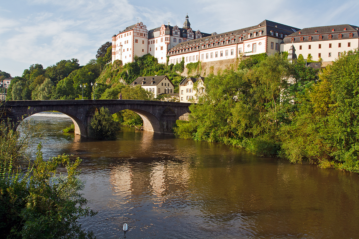 
Weilburg am 11.08.2014, Blick über die Lahn mit der Steinerne Brücke auf das mächtige Schloss. 

Die Stadt Weilburg war jahrhundertelang Residenz eines dem Haus Nassau entstammenden Adelsgeschlechts, aus dem das heutige großherzogliche Haus von Luxemburg hervorgeht. Die Regenten von Nassau-Weilburg errichteten dort das heute stadtbildprägende Schloss mit angegliederter Parkanlage. In der Fürstengruft der Schlosskirche befindet sich die Grablege einiger Angehöriger des Herrscherhauses. Weilburg ist Namensbestandteil des Staatsoberhaupts von Luxemburg, Großherzog Henri von Nassau-Weilburg.
