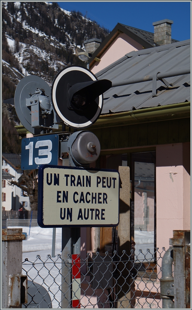 Weit weg von Paris und TGV - und doch bekannt, ja schon fast eine Redewendung:  Un Train peut cacher un autre  (ich möchte es mal so frei interpretieren: Hinter der einen  Gefahr  kann sich eine andere verstecken, also Achtung!)
Vallorcine, den 20. Feb. 2015