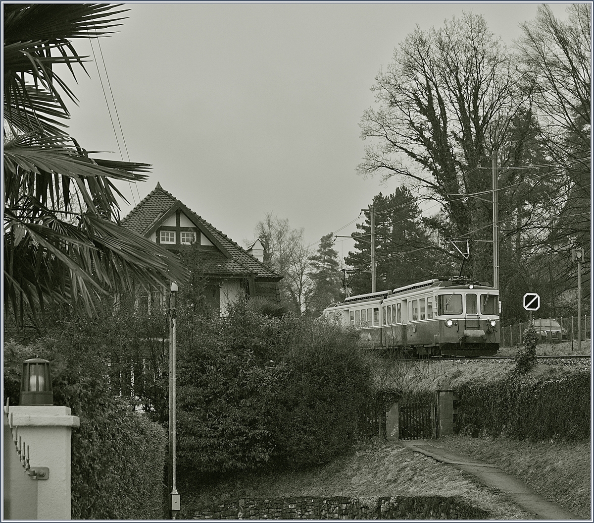 Weiterhin im Plandverkehr: Der MOB ABDe 8/8 4003 Fribourg als Regionlazug 2327 von Chernex nach Montreux zwischen Fontanivent und Planchamp.
18. Jan. 2018